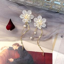 Boucles d'oreilles pendantes bijoux de mode coréen Style d'été Whand-tissé Hite fleur élégante longue gland en métal pour les femmes