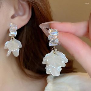 Bengelen oorbellen Koreaanse stijl imitatie Pearl Shell White Flower Betal Hanger voor vrouwen Fashion Crystal Drop Earring Sieraden
