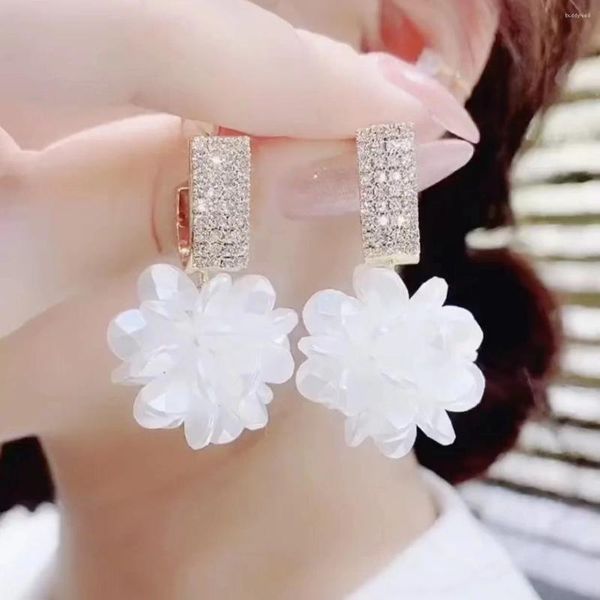 Boucles d'oreilles en peluche de style coréen micro insérent de pétale blanc de pétale de poule de goujons de goujons anti-allergies accessoires d'oreille pendentif