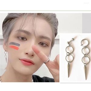 Boucles d'oreilles en peluche kpop 1pcs accessoires ATEEZ Anneau triangulaire rivet masculin mous les mêmes styles pour les femmes