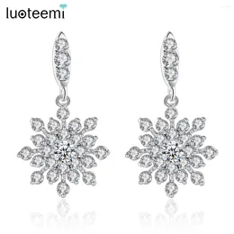 Dange oorbellen Luoteemi Clear Cubic Zirconia Christmas Snowflake Drop Earring Statement Crystal Stone voor meisjes Koreaans modecadeau