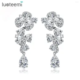 Boucles d'oreilles en peluche Luoteemi Flower Flower Long Water Drop Triangle Cz Stone Briny Crystal White Gold Color Bride Ear Arecing