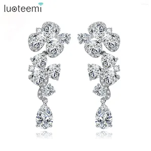 Boucles d'oreilles en peluche Luoteemi Flower Flower Long Water Drop Triangle Cz Stone Briny Crystal White Gold Color Bride Ear Arecing