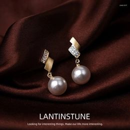 Pendientes colgantes de perlas de Metal asimétricas de lujo para mujer, diseño avanzado, ajuste de Micro circón, regalos de joyería de fiesta N734
