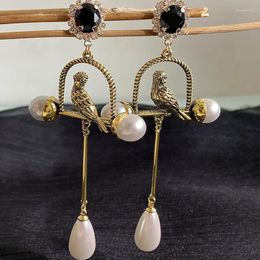 Boucles d'oreilles pendantes, oreille moyenne, ancien palais, Style rétro, longue perle, personnalité européenne et américaine, haute exagérée