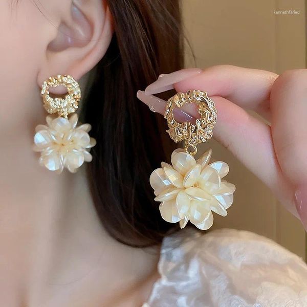 Boucles d'oreilles en peluche minar de couleur blanche élégante