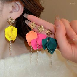 Boucles d'oreilles pendantes Minar faites à la main, pétale de fleur acrylique multicolore, pompon de perle simulé, Long pour femmes, bijoux en alliage plaqué or