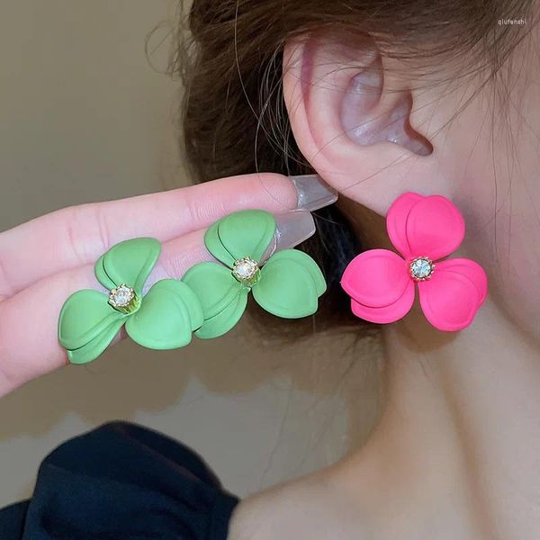 Pendientes de colgación Minar Ins Fashion Multicolor Spray Drinestone Flower Drop para mujeres Joyas de vacaciones de cobre chapado en oro