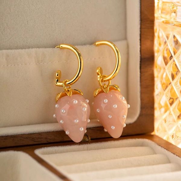 Pendientes colgantes Minar Street Style Latón chapado en oro real de 18 quilates Perla de imitación Color rosa Resina Fruta Fresa Gota larga para mujer