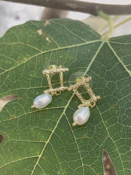 Boucles d'oreilles pendantes minimaliste géométrique métal naturel perle d'eau douce boucle d'oreille avec plaqué or 14 carats bijoux pour 2024 tempérament tenue de femme vente