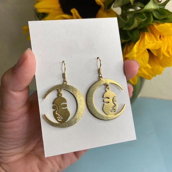 Boucles d'oreilles pendantes MOONFACE brillant croissant céleste lune visage bijoux bohème sorcière texturé laiton brut Hipwelry Punk femmes cadeau