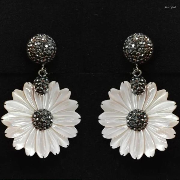 Pendientes colgantes Natural Rosa Espeleología Kamille Crisantemo Flor Concha Pave Shine Cuentas de diamantes de imitación negros Conectores Pendiente para mujer