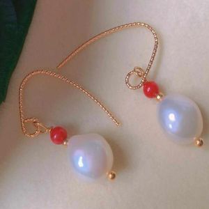 Boucles d'oreilles en peluche natural blanc baroque perle rouge or 18k argent art art minimaliste oreille manche