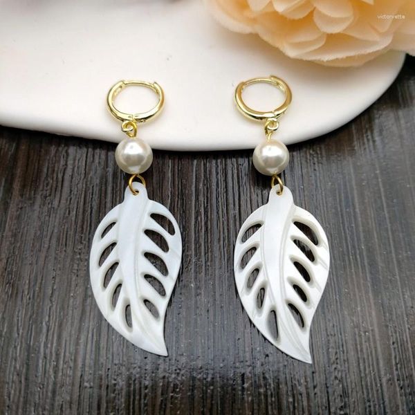 Boucles d'oreilles pendantes Nacre blanche naturelle Feuille sculptée Oreillettes minimalistes Bijoux bohèmes