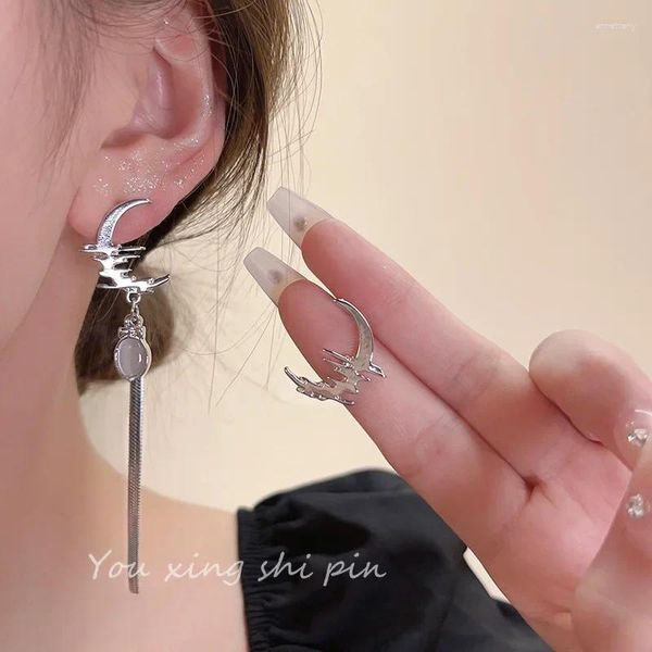 Boucles d'oreilles pendantes, Design de Niche, boucle d'oreille asymétrique en forme de croissant avec motif d'ondulation de l'eau de lune imitant la pierre de clair de lune