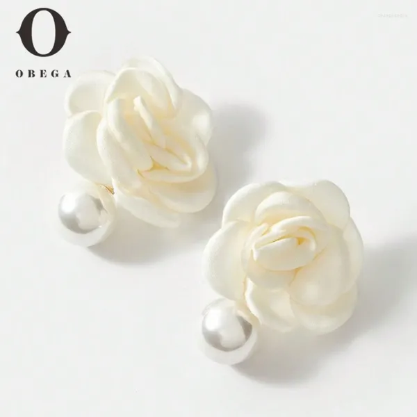 Boucles d'oreilles en peluche Obega Corée Imitation de fleurs blanches Stud de perle pour femme Fashion Gardenia tissu tempérament Bijoux de mariage