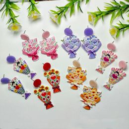 Boucles d'oreilles en pente personnalisées douces tenant un cadeau abandonné mignon mignon