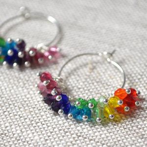 Dangle Oorbellen Rainbow Hoop Zilver Tsjechische Glaskralen Kralen Cluster Kleine Vergulde Hoepels Heldere en leuke kleurrijke sieraden