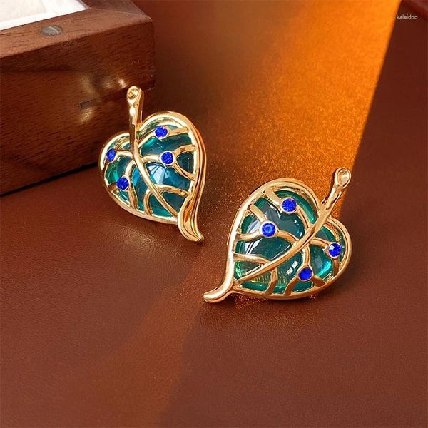 Boucles d'oreilles en pente rétro feuille glacée creuse avec des diamants contrastés couleur métal sens des femmes