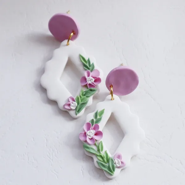 Pendientes colgantes Muestra de moda morada para mujeres 2024 Geometría hecha a mano Geometría de flores huecas Pendimiento colgante