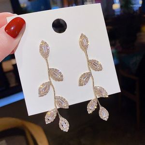 Bengelen oorbellen glanzende strass bladeren temperament voor vrouwen meisjes goud kleur metalen blad lange druppel bruiloft sieraden