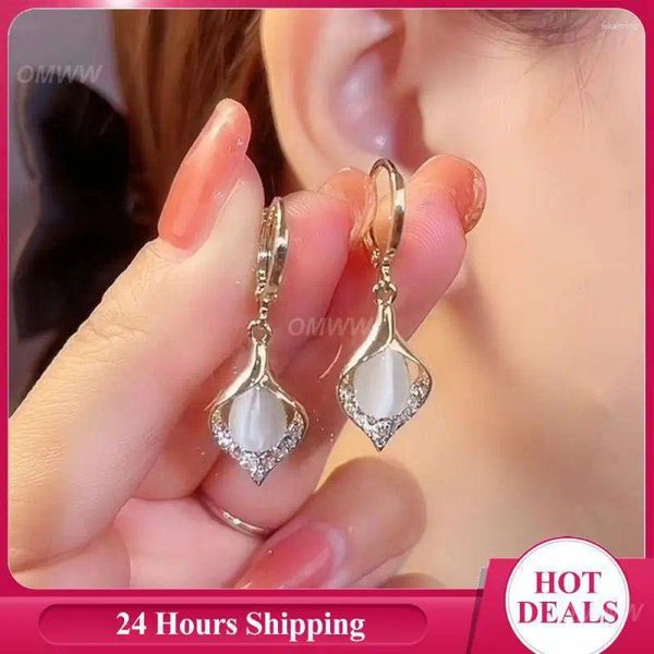 Boucles d'oreilles en peluche, petits accessoires en alliage uniques ne décolorent pas la boucle d'oreille à électroplaste de cristal de cristal.