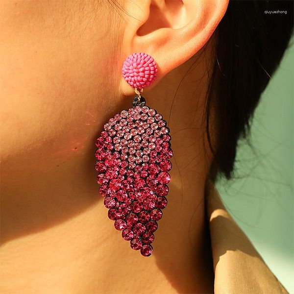 Pendientes colgantes con cuentas llamativas en forma de hoja de cuero, joyería de gota fucsia de cristal completo para mujer, pendiente largo de lujo