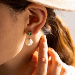 Boucles d'oreilles pendantes pour femme avec pendentif en perles plaqué or 16 carats en acier inoxydable géométrique doux non irritant minimaliste cadeau de bijoux