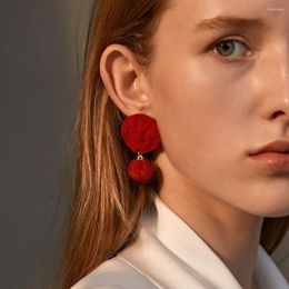 Boucles d'oreilles pendantes en forme de boule en peluche pour femmes, rouge et noir, style coréen, pompon rond en velours, Long, cadeau, bijoux 2024