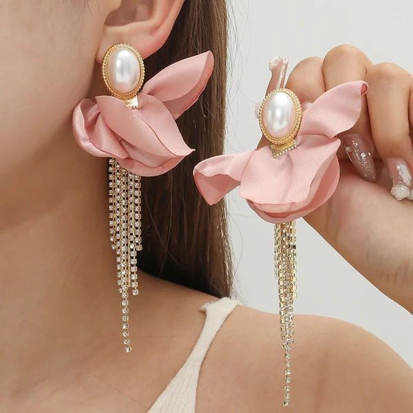 Boucles d'oreilles pendantes élégantes longues perles fleurs accessoires de robe élégants pour femmes strass artificiels boucle d'oreille à franges en tissu fait à la main