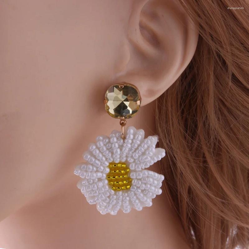 Kolczyki Dangle Sunflower Piękne i stylowe 2 kolory Dziewczyna Dziewczyna Urok Upuść ręcznie robione biżuteria stokrotka Oorbellen