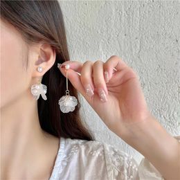 Boucles d'oreilles pendantes douce asymétrie blanc acrylique fleur perle goutte pour les femmes belle Hyperbole irrégulière pétale boucle d'oreille bijoux cadeau