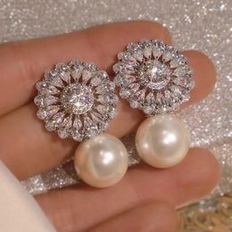 Boucles d'oreilles pendantes douces fleurs exquises en zircone cubique pour femmes, accessoires de bijoux de luxe à la mode pour dîner de fête