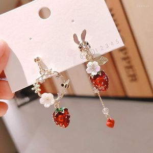 Boucles d'oreilles pendantes doux romantique fraise couronne asymétrie pour les femmes élégant 2023 fleurs Long pendentif goutte oreille bijoux