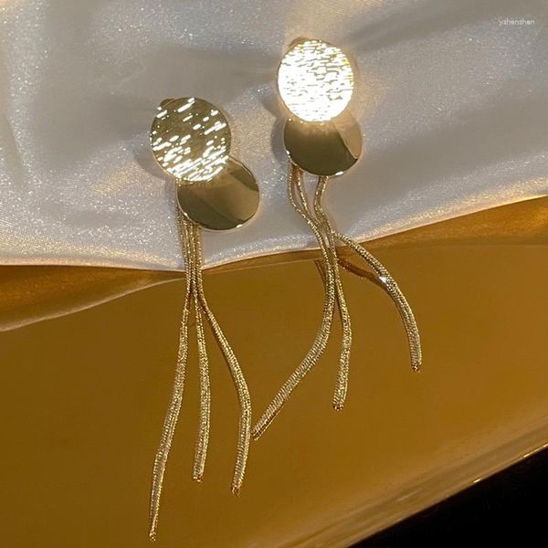 Pendientes colgantes TIOWIOS 2023 S925 Aguja de plata Dos borlas redondas de metal con lentejuelas Diseño de viento Fiesta de temperamento frío para mujeres