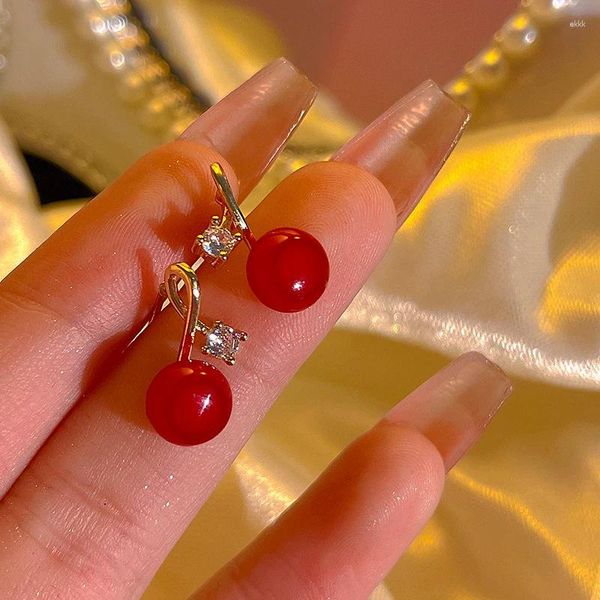 Pendientes colgantes Diseño único Circón Rojo Perno redondo con cuentas para mujeres Tendencia de moda simple Temperamento dulce Niñas Joyería de regalo de cumpleaños