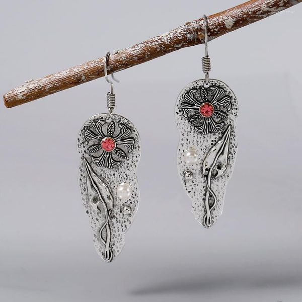 Boucles d'oreilles pendantes Vintage fleur ethnique feuilles de métal sculpté plante fleur incrustée crochet de perle blanche pour les femmes