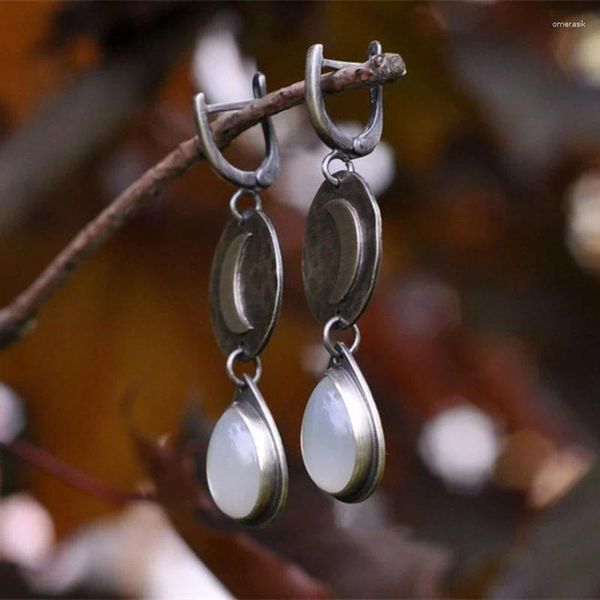 Boucles d'oreilles pendantes Vintage en métal sculpté à la main, motif de lune, mode dames incrustée de pierre de lune blanche, bijoux