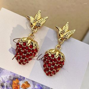 Dangle Oorbellen Vintage Rode Strass Aardbei Drop Voor Vrouwen Creatieve Charme Esthetiek Metalen Mode Luxe Sieraden