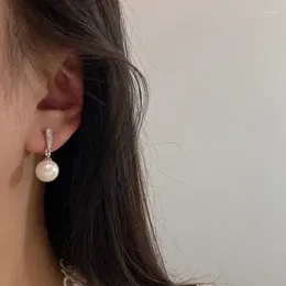 Boucles d'oreilles en peluche percée.