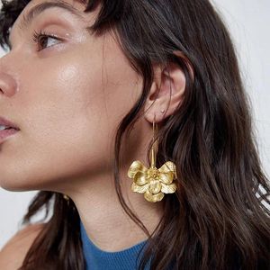 Boucles d'oreilles pendantes pour femmes, pétale de fleur dorée, bijoux de personnalité féminine, accessoires de mariage