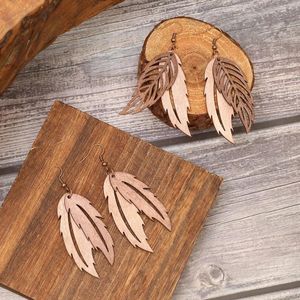 Boucles d'oreilles en peluche bijoux de la feuille de plumes en bois en forme de feuille en bois avec rétro naturel et personnalité distinctive