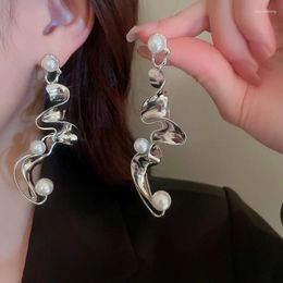 Boucles d'oreilles en peluche xialuoke metal distorsion irrégulière pour les femmes de la personnalité de la mode