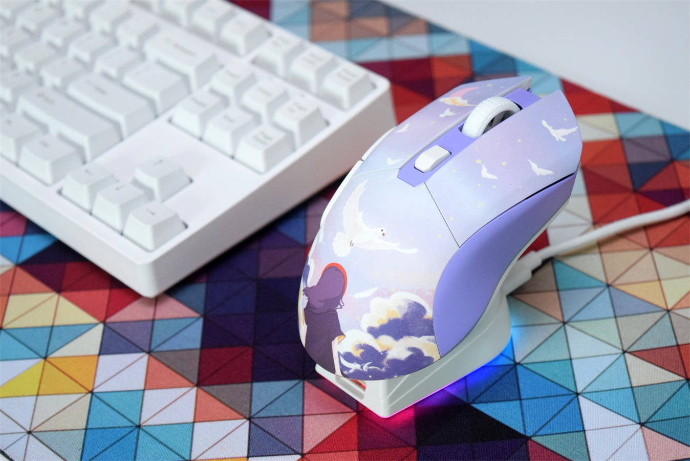 Dareu Dream Encounter EM901 2.4G Bezprzewodowa mysz myszka fioletowa lekka mysz RGB Light Gaming z bazą ładowania dla dziewczyny 6000dpi