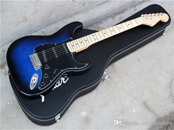 Guitarra eléctrica azul oscuro, Golpeador negro, Pastillas negras 3S, Herrajes cromados, Con estuche rígido