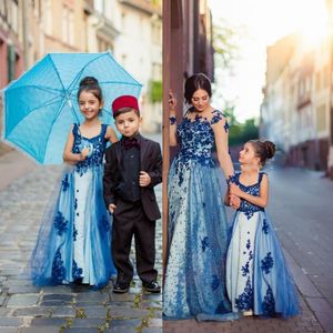 Donkerblauwe kant appliques meisjes Pageant jurken met schouder riemen vloer lengte tule oversokken bloem meisje jurken voor bruiloft kinderen jurk