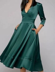 Green A-line Mother of the Bride Robe Elegant V Neck Tea Longueur Satin Half manche Robes pour le mariage 2024