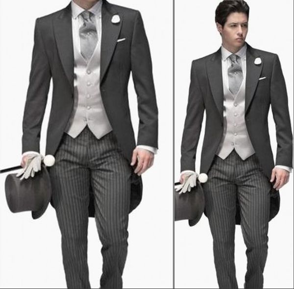 Esmoquin de novio gris oscuro 2019 Solapa de pico Traje de hombre por encargo Estilo de la mañana Trajes de boda de padrino de boda Trajes de baile (chaqueta + pantalón + corbata + chaleco)