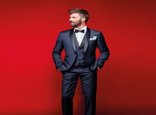 Dark Navy Wedding Tuxedos Slim Fit Traits para hombres Chaqueta chaleco y pantalones traje de padrinos tres piezas Trajes formales de baile con pajarita5109941