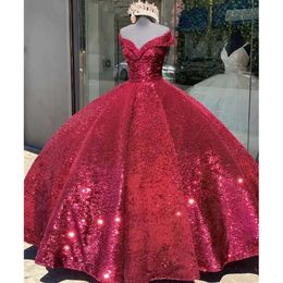 Donkere quinceanera -jurken rode sprankelende pailletten van de schoudervloerlengte Zoet 16 Pageant baljurk op maat gemaakte formele ocn slijtage Vestidos